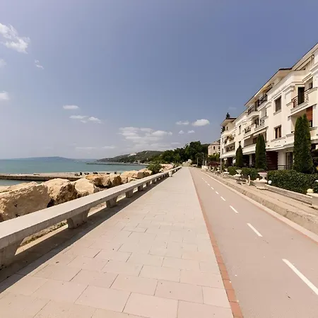 Апартамент Blue Marine Apartment, Complex Carpe Diem Balchik, Free Parking Балчик